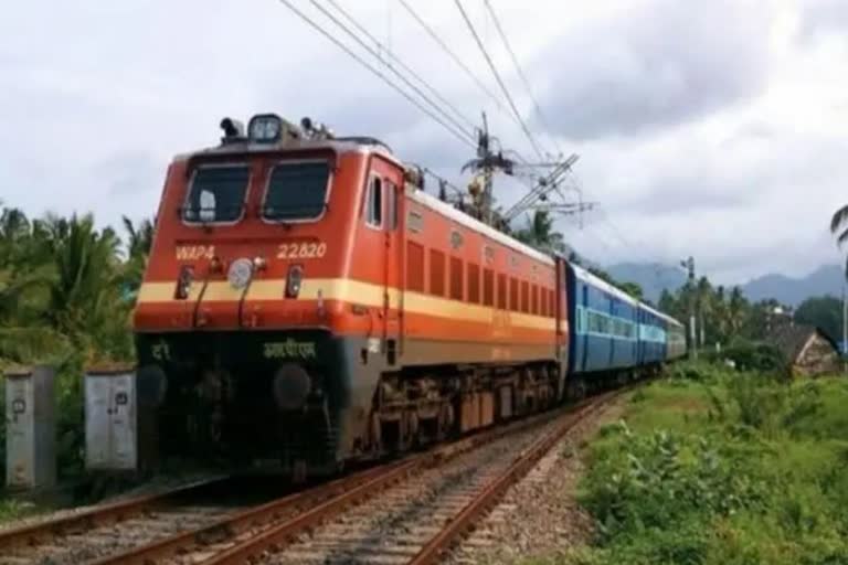 Senior officials deployed to inspect stinking toilets on trains  ശൗചാലയങ്ങള്‍ക്ക് വൃത്തിയില്ല  ട്രെയിനിലെ ശൗചാലയങ്ങളുടെ ശുചിത്വം  പരിശോധനക്കിനി ഉന്നത ഉദ്യോഗസ്ഥര്‍ നേരിട്ടെത്തുമെന്ന് റെയില്‍വേ  ട്രെയിനിലെ ടോയ്‌ലറ്റുകളുടെ ശുചിത്വം