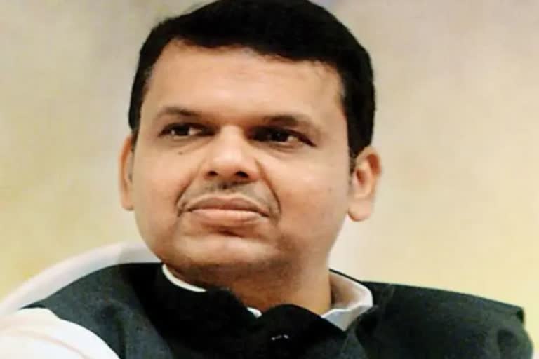 Devendra Fadnavis arrives at Raj Bhavan in Mumbai  Urgent floor test  ദേവേന്ദ്ര ഫഡ്നവിസ് രാജ് ഭവനില്‍  സര്‍ക്കാര്‍ ഭൂരിപക്ഷം പരിശോധിക്കണമെന്ന് ആവശ്യം