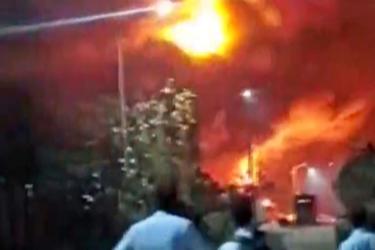 Massive fire breaks out in Maharashtra  Massive fire breaks out in Palghar  explosions at factory in Midc industrial area in Tarapur  Maharashtra fire incident news  ಮಹಾರಾಷ್ಟ್ರದಲ್ಲಿ ಭಾರೀ ಅಗ್ನಿ ಅವಘಡ  ಪಾಲ್ಘರ್‌ನಲ್ಲಿ ಭಾರೀ ಅಗ್ನಿ ಅವಘಡ  ಮಹಾರಾಷ್ಟ್ರದ ತಾರಾಪುರದ ಎಂಐಡಿಸಿ ಕೈಗಾರಿಕಾ ಪ್ರದೇಶದಲ್ಲಿನ ಕಾರ್ಖಾನೆಯಲ್ಲಿ ಸ್ಫೋಟ  ಮಹಾರಾಷ್ಟ್ರ ಅಗ್ನಿ ಅವಘಡ ಸುದ್ದಿ