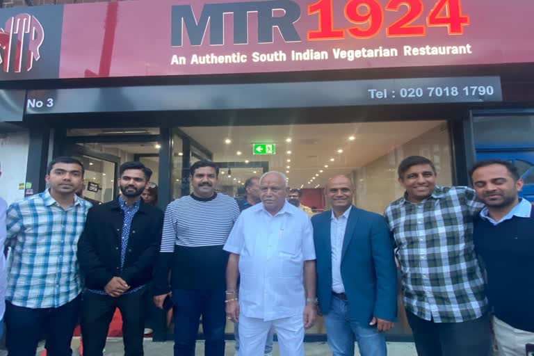 yeddyurappa-ate-masala-dosa-with-kannadigas-at-london-mtr