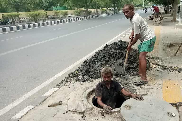 द्वारका के सीवरों की सफाई।