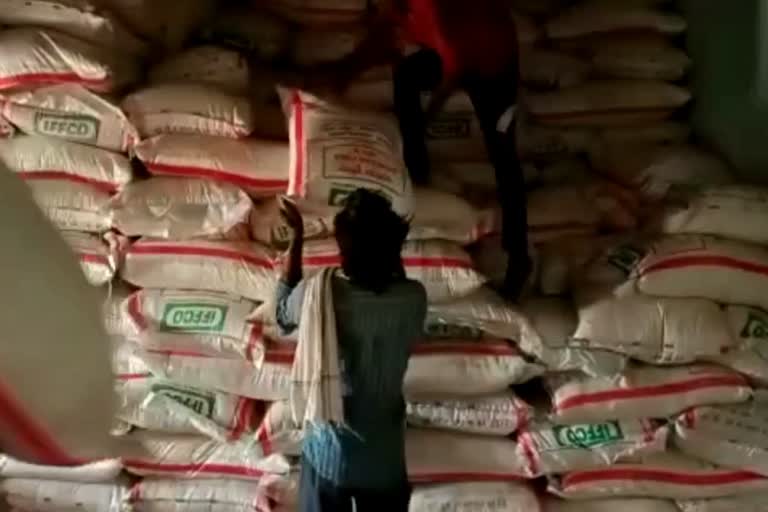 Farmers upset shortage of fertilizer in Dhamtari