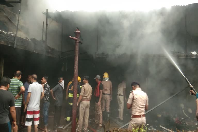 पटना के हथुआ मार्केट में भीषण आग