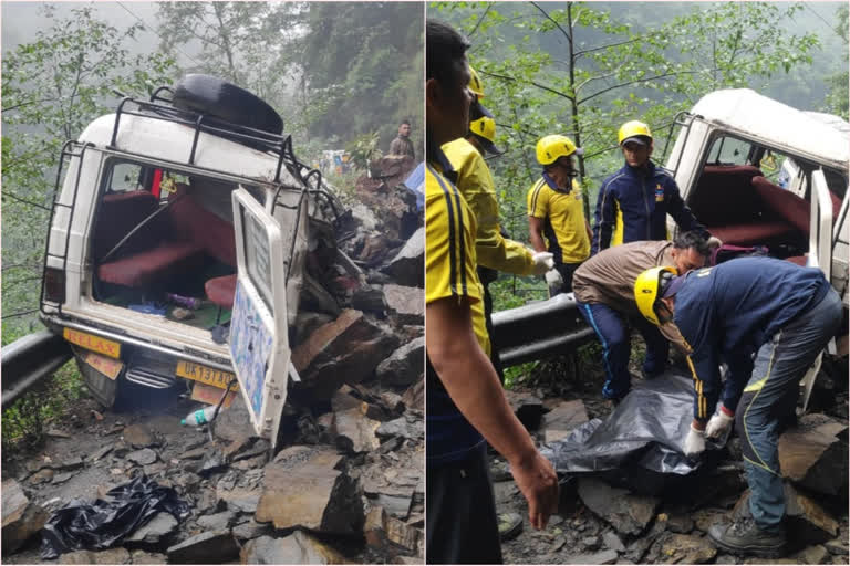 Vehicle of devotees from Ahmednagar crashes in Rudraprayag .. Woman dies .. 10 injured