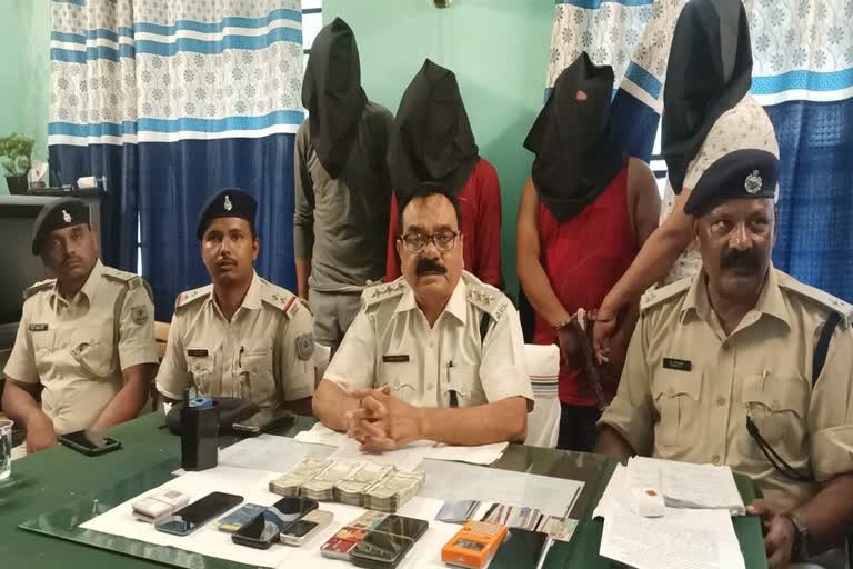 four criminals arrested for cheating by changing ATM card in Koderma