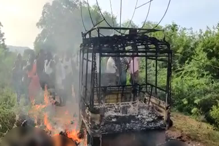 FIVE people were burnt alive after electric wires fall on them in Satya Sai district  വൈദ്യതി കമ്പി ഓട്ടോറിക്ഷയുടെ മുകളിലേക്ക് പൊട്ടിവീണ് 5 മരണം  ആന്ധ്രയിൽ വൈദ്യുതി കമ്പി പൊട്ടിവീണ് അഞ്ച് മരണം  വൈദ്യുതി കമ്പി വീണുണ്ടായ തീപിടിത്തത്തിൽ അഞ്ച് മരണം  സത്യസായ് ജില്ലയിൽ ഓട്ടോറിക്ഷയിൽ വൈദ്യതി കമ്പി പൊട്ടിവീണ് അഞ്ച് മരണം