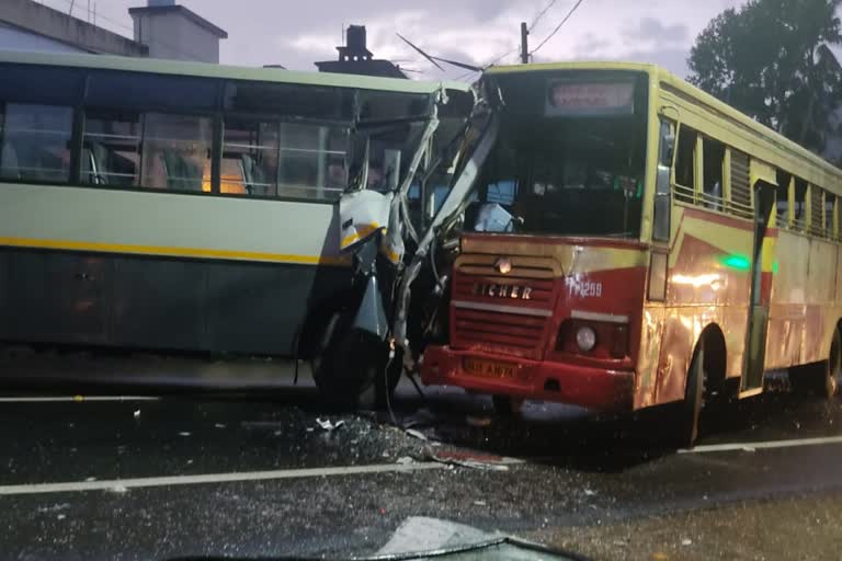 The buses collided with each other in Neyyattinkara Thiruvananthapuram  The buses collided with each other in Neyyattinkara  The buses collided with each other  bus accident in thiruvanathapuram  bus accident in neyyattinkara  നെയ്യാറ്റിൻകരയിൽ ബസുകൾ തമ്മിൽ കൂട്ടിയിടിച്ചു  ബസുകൾ തമ്മിൽ കൂട്ടിയിടിച്ചു  ബസ് അപകടം നെയ്യാറ്റിൻകര  ബസുകൾ തമ്മിൽ കൂട്ടിയിടിച്ച് അപകടം  തിരുവനന്തപുരം ബസ് അപകടം