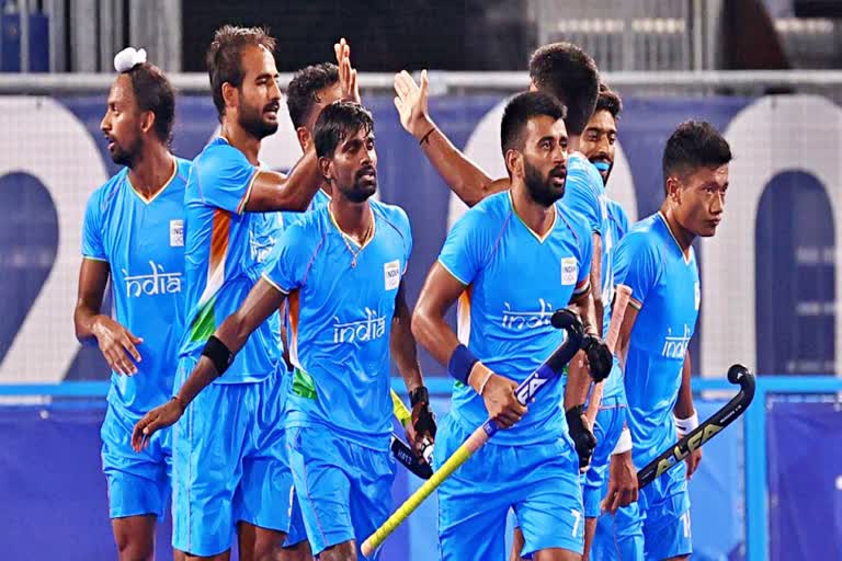 hockey  Hockey India  Two players test positive for Covid 19  three members of support staff test positive for Covid 19  भारतीय पुरुष हॉकी टीम  दो खिलाड़ियों और सहयोगी स्टाफ के तीन सदस्य संक्रमित