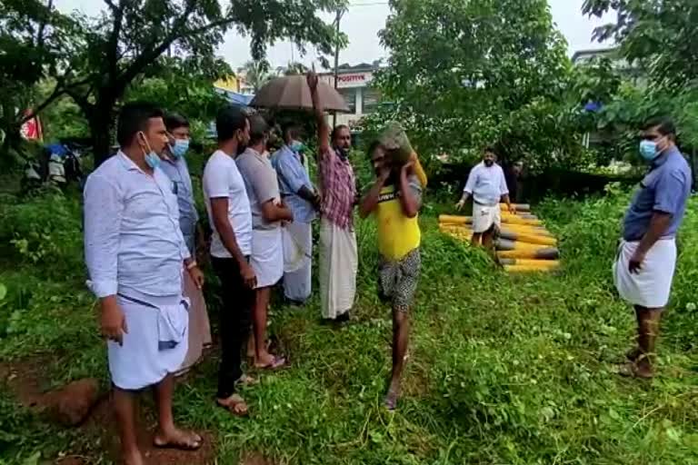 Protest against K rail in Thirunavaya  malappuram thirunavaya k rail protest  തിരുനാവായയിൽ കെ റെയിലിനെതിരെ പ്രതിഷേധം  തിരുനാവായ കെ റെയിൽ സമരം  സർവേ കല്ലുകൾ ഇറക്കാനുളള അധികൃതരുടെ ശ്രമം നാട്ടുകാർ തടഞ്ഞു  Thirunavaya k rail protest