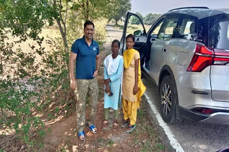 Dhoni knees treated  knees treated by a doctor sitting under a tree  in Ranchi village  cricket star  indian cricketer  ms dhoni  former indian cricketer  महेंद्र सिंह धोनी  क्रिकेट स्टार  रांची