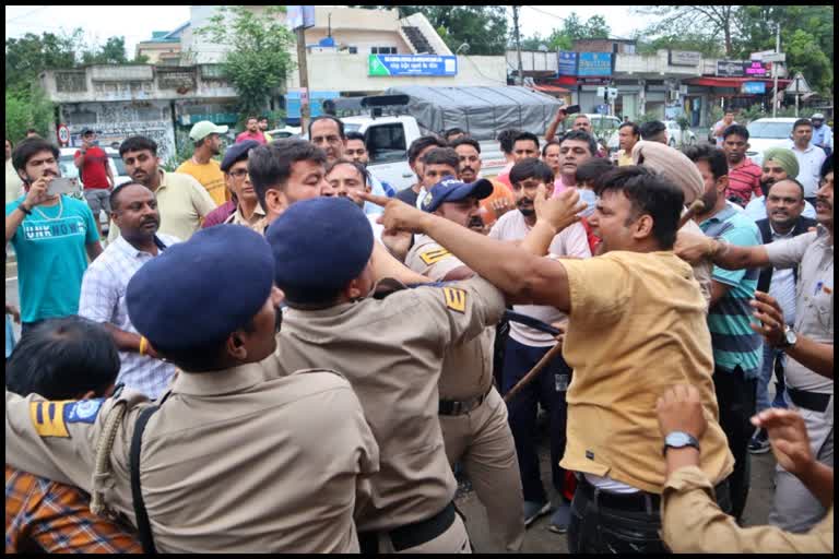 भाजयुमो और युकां कार्यकर्ता आपस में भीड़े.