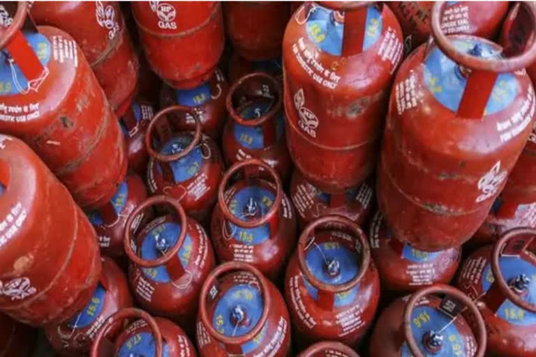 Commercial LPG cylinder prices slashed  restaurants to get relief  gas cylinder price  വാണിജ്യ ഗ്യാസ് സിലണ്ടറുകളുടെ വില  ഗ്യാസ് സിലണ്ടറുകളുടെ ഇന്ത്യയിലെ വില  വാണിജ്യ സിലണ്ടറുകള്‍ക്ക് ഈ വര്‍ഷം മാര്‍ച്ച് ഏപ്രില്‍ മെയി എന്നീ മാസങ്ങളില്‍ വരുത്തിയ വില