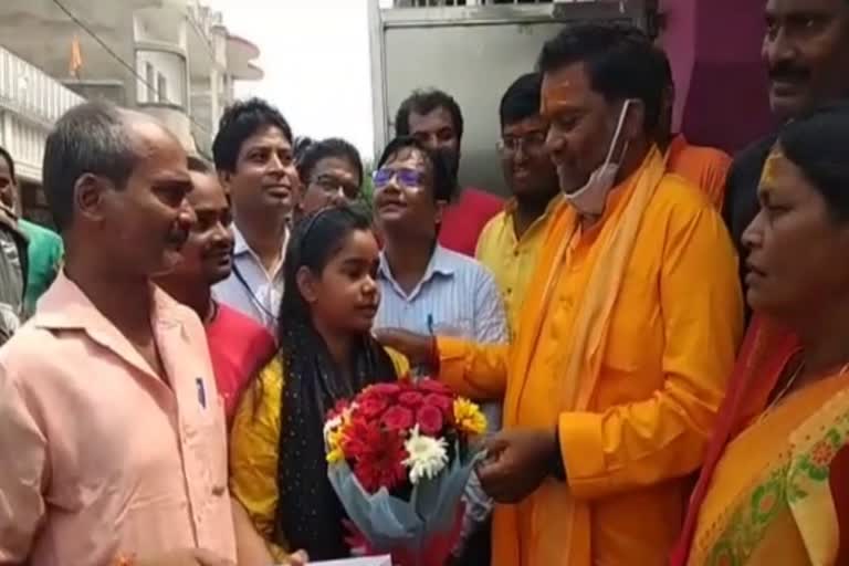 Education Minister Jagarnath Mahto announced prize money to 12th commerce Jharkhand topper Nikki Kumari