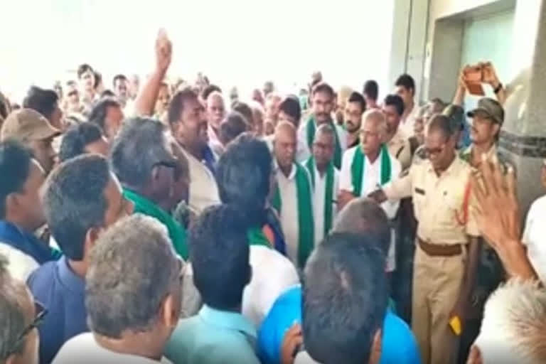 protest For kollu checks at Tullur