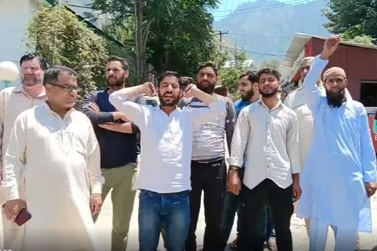 Protest against dilapidated road in Kishtawar