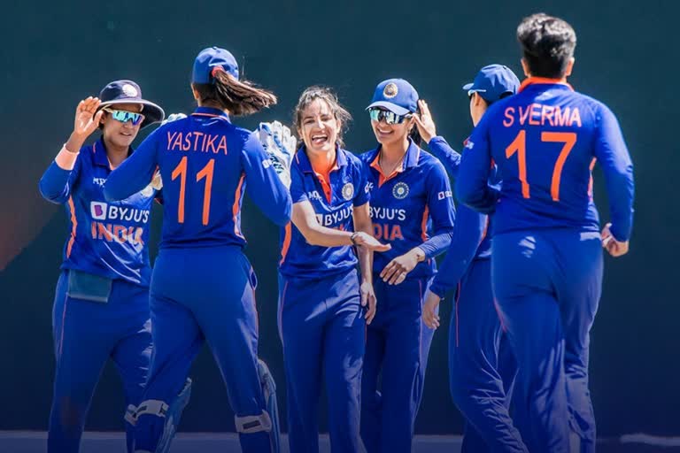 india women beat sri lanka women in 1st odi  india women vs sri lanka women  india vs sri lanka  ഇന്ത്യ vs ശ്രീലങ്ക  ഇന്ത്യന്‍ വനിത ക്രിക്കറ്റ് ടീം  deepti sharma  ദീപ്‌തി ശര്‍മ