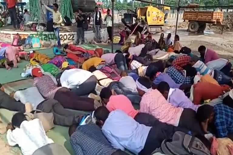 demonstration-of-school-sweepers-continues-in-raipur