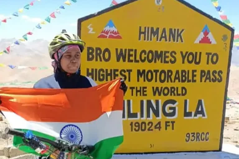 Worlds Highest Road Umlingala  The First Female Cyclist to Reach the Worlds Highest Road Umlingala  sabita mahato Umlingala  ഉംലിംഗ് ലാ വനിത സൈക്ലിസ്റ്റ്  സബിത മഹതോ ലോകത്തിലെ ഏറ്റവും ഉയരം കൂടിയ റോഡ് ഉംലിംഗ് ലാ