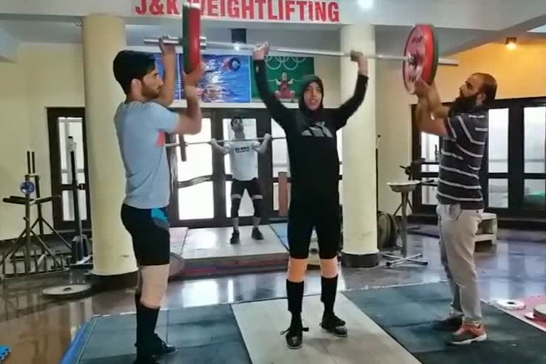 Weightlifter Salbeena Shalla  Weightlifter  Weightlifting coach  coach Shaukat Majid  jammu Kashmir  वेटलिफ्टर  जम्मू की वेटलिफ्टर  खेल समाचार  जम्मू न्यूज  jammu News