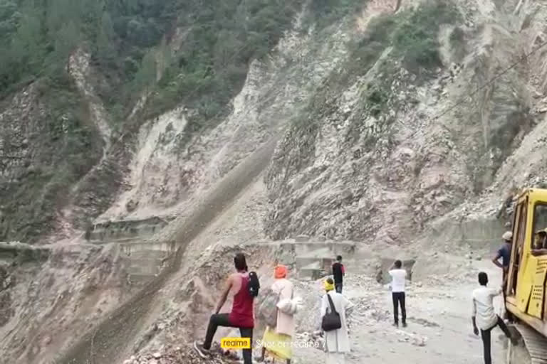 Landslide on Badrinath Highway  Uttarakhand monsoon  ഉത്തരാഖണ്ഡില്‍ മഴയും മണ്ണിടിച്ചിലും രൂക്ഷം  സിറോഹ്ബാഗഡ് ഹൈവേഅടച്ചു