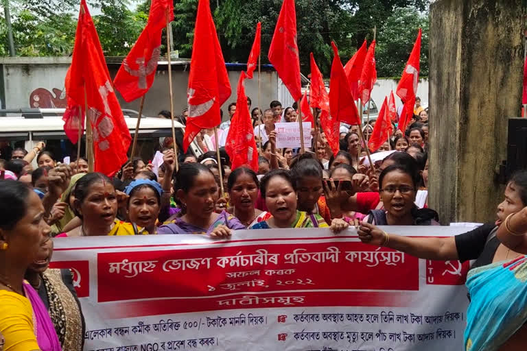 cooking workers protest by cordoning off education director office