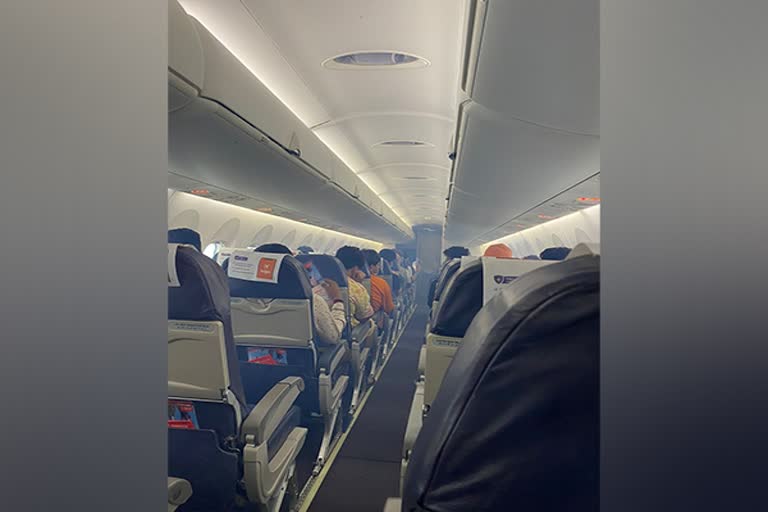 SpiceJet's Delhi-Jabalpur flight returns after crew notices smoke in cabin mid-air  SpiceJet  SpiceJet flight  smoke in SpiceJet flight  Aviation regulator Directorate General of Civil Aviation  സ്‌പൈസ് ജെറ്റ് വിമാനം തിരിച്ച് ഇറക്കി  സ്‌പൈസ് ജെറ്റ് വിമാനം  ന്യൂഡല്‍ഹി