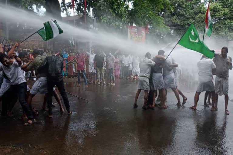 കോഴിക്കോട് കലക്‌ടറേറ്റിലേക്ക് യുഡിഎഫ് നടത്തിയ മാര്‍ച്ചില്‍ സംഘര്‍ഷം  കോഴിക്കോട് കലക്‌ടറേറ്റിലേക്കുള്ള യുഡിഎഫ് മാര്‍ച്ചില്‍ സംഘര്‍ഷം  യുഡിഎഫ് മാര്‍ച്ചില്‍ സംഘര്‍ഷം  Clashes in March by Congress  Clashes during Congress march to Kozhikode Collectorate  Kozhikode Collectorate  കോഴിക്കോട് കലക്‌ടറേറ്റ്