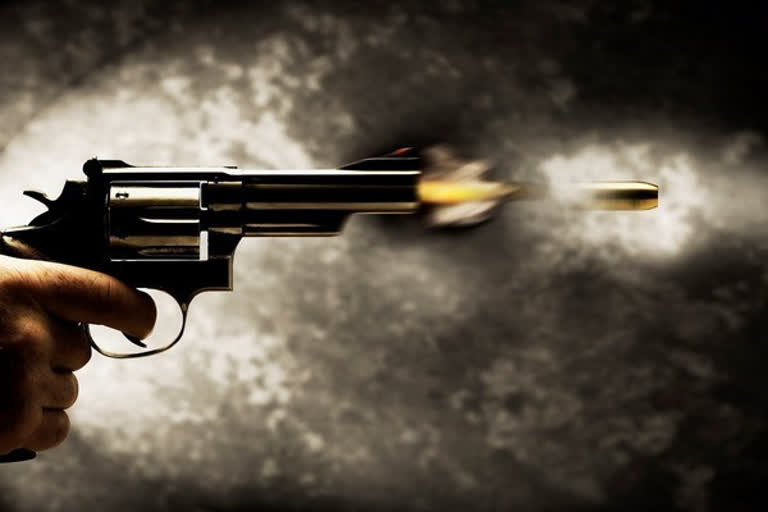 constable of Delhi Police allegedly shot himself dead