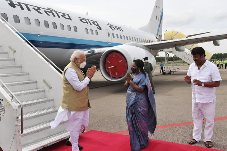 PM modi reached hyderabad to attend BJP national executive council meetings