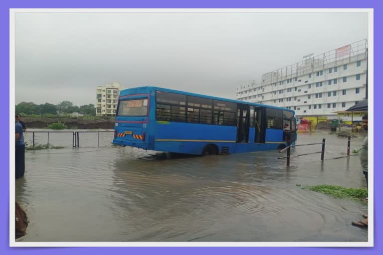 Heavy Rain in Surat : વરસાદી પાણીમાં ફસાઇ ગઇ સિટી બસ, બાળકો વૃદ્ધો સહિત કેવી રીતે થયું રેસ્ક્યૂ જૂઓ