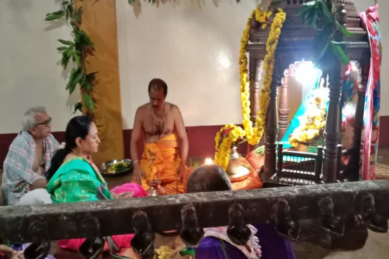 cm-basavaraj-bommais-wife-visited-temple-at-karwar