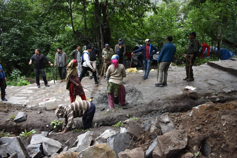 Chamoli DM inspected Hemkund walkway