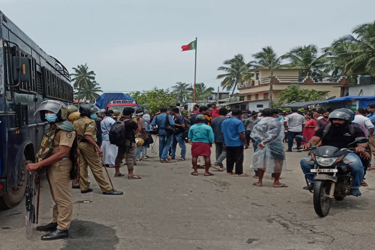 മാലിന്യപ്ലാന്‍റിനെതിരെ ഹർത്താൽ  ആവിക്കലില്‍ മാലിന്യപ്ലാന്‍റിനെതിരായ ഹര്‍ത്താലിനിടെ സംഘര്‍ഷം  മാലിന്യപ്ലാന്‍റിനെതിരായ ഹര്‍ത്താലിൽ സംഘർഷം  പ്ലാന്‍റ് നിർമാണം സംഘർഷത്തിലേക്ക്  ഹർത്താലിനിടെ പൊലീസിന് നേരെ കല്ലേറ്  മാലിന്യപ്ലാന്‍റിനെതിരായ ഹര്‍ത്താൽ സമരക്കാർക്ക് നേരെ ലാത്തിച്ചാർജ്  മാലിന്യപ്ലാന്‍റ് നിർമാണം കനത്ത പോലീസ് സുരക്ഷ  ആവിക്കലില്‍ മാലിന്യ പ്ലാന്‍റ് നിർമാണം കോർപ്പറേഷൻ നിലപാട്