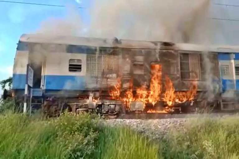 डेमू ट्रेन के इंजन में लगी आग