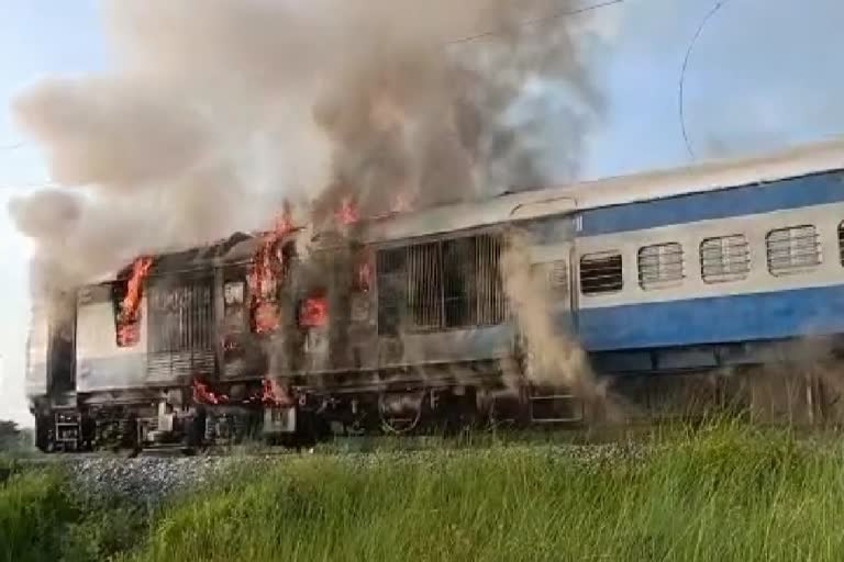 demu-train-engine-caught-fire-in-motihari