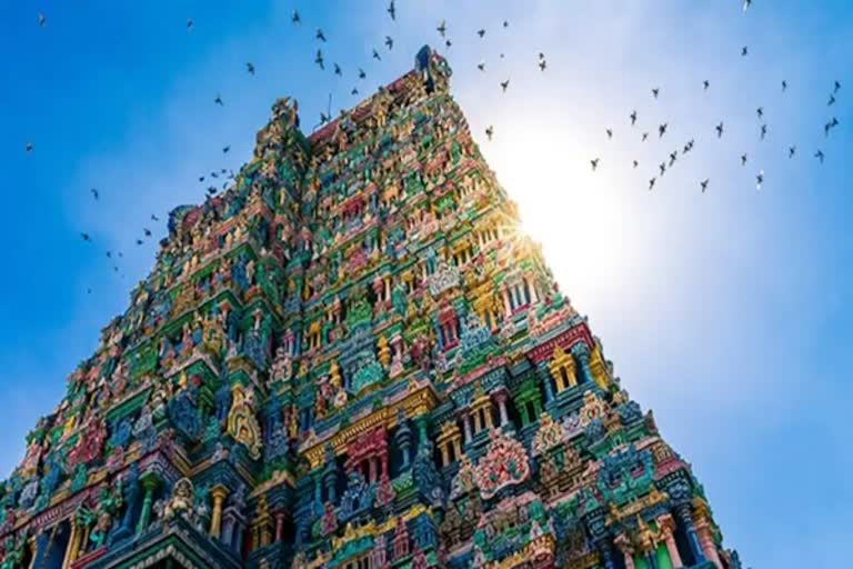 மதுரை: உலகப்புகழ் பெற்ற மதுரை மீனாட்சி அம்மன் கோவில் கோவிலுக்கு ஆண்டு முழுவதும் வெளிநாடுகள் மற்றும் வெளிமாநிலங்களில் இருந்து லட்சக்கணக்கான பக்தர்கள் வருகை தருகின்றனர்.   இந்தநிலையில் மீனாட்சி அம்மன் கோவில் ஐந்து கோபுர வாயில்களில் பொருட்கள் பாதுகாப்பு அறையில் உள்ள ஸ்கேனரில் பக்தர்களின் பொருட்களை ஸ்கேன் செய்தல் பணி, திருக்கோயிலின் உட்புறம் காவல் பணி மற்றும் உப கோயில்களில் பணியாற்ற இந்து மதத்தை சேர்ந்த முன்னாள் ராணுவத்தினர்கள் மற்றும் பணியாளர்கள் உள்பட 79 பேர் பணியமர்த்த ஒப்பந்தப் புள்ளி வெளியிடப்பட்டுள்ளது.   ஒப்பந்தப் புள்ளி படிவத்தை வரும் ஜூலை 15 ஆம் தேதிக்குள் பூர்த்தி செய்து அறநிலையத்துறை அலுவலகத்தில் வழங்கவேண்டும். ஒப்பந்த அடிப்படையில் கோவிலில் பணியாற்ற கோரும் விண்ணப்பதாரர்களுக்கு பல்வேறு விதிமுறைகள் விதித்து கோவில் நிர்வாகம் உத்தரவு.  விண்ணப்பிக்க விரும்புவோர் இதற்கான படிவங்கள் இணையதளம் வாயிலாக www.tenders.tn.gov.in,www.tnhrce.gov.in, மூலம் பெற்றுக் கொள்ளலாம் எனத் தெரிவிக்கப்பட்டுள்ளது.