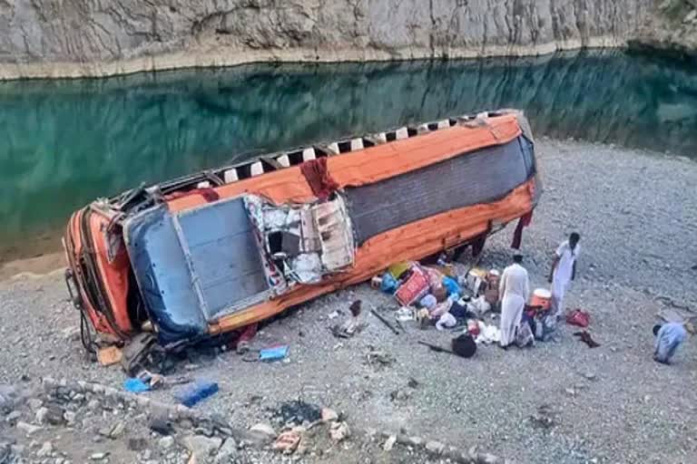 19-killed-as-bus-falls-into-ravine-in-southwest-pakistan