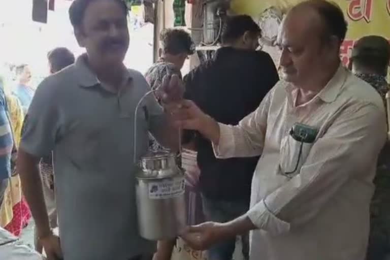 Milk seller distributed steel utensils instead of plastic bags