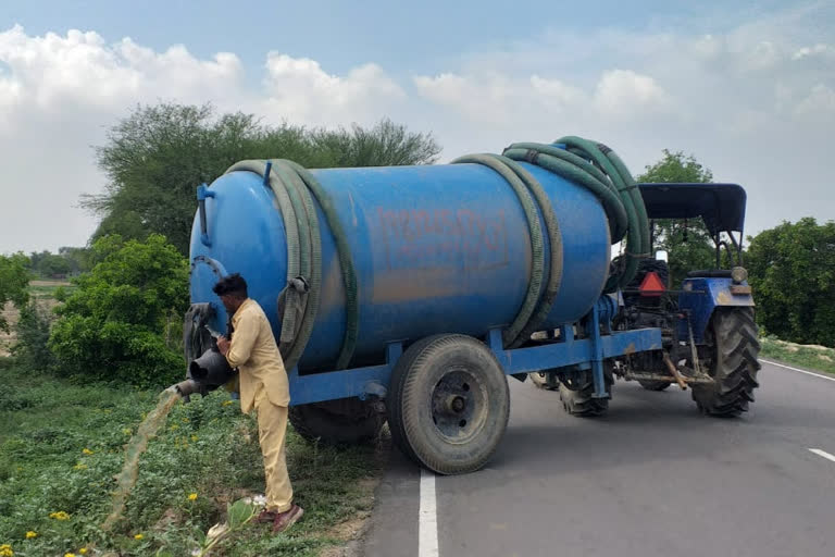 सेफ्टी टैंक मालिक सड़क के किनारे फेंक रहे मल मूत्र वेस्ट