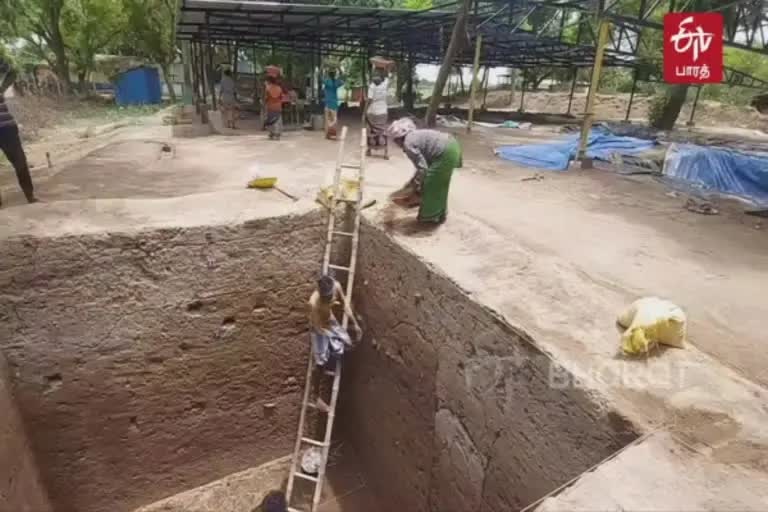 keeladi 2 feet long brick construction discovery கீழடியில் 2 அடி நீளம் செங்கல் கட்டுமானம் கண்டுபிடிப்பு.. தொடர்ந்து வெளிவரும் தமிழர் பண்பாட்டு புதையல்...