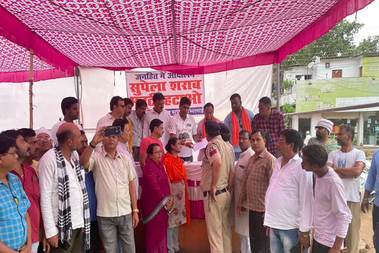 Demonstration for removal of liquor shop in Bhilai