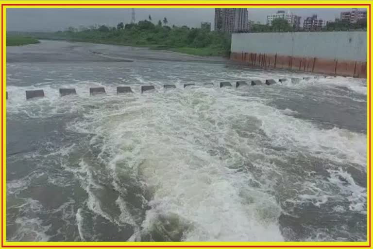 Rain in Surat : અવિરત વરસાદને પગલે ખાડી અને કોઝવેને લઈને તંત્ર એલર્ટ