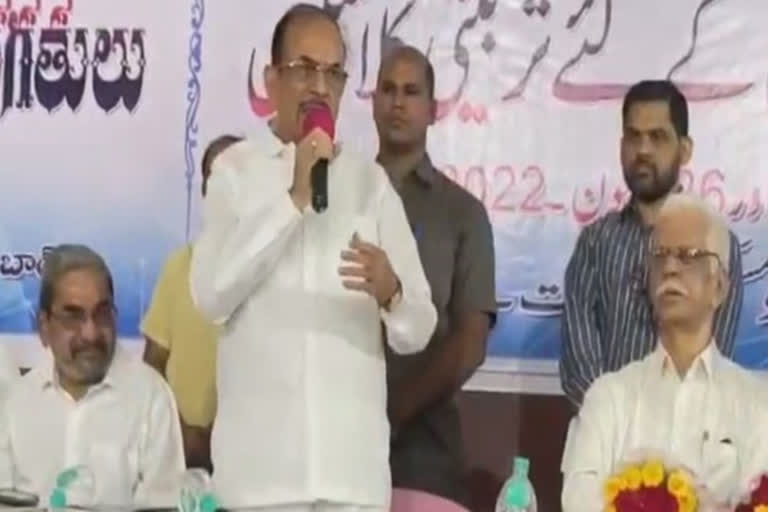 telangana-home-minister-attended-200-years-urdu-journalism-program