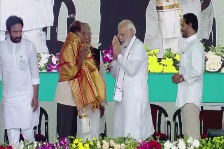 Modi Felicitates Alluri Sitharama Raju Family Members