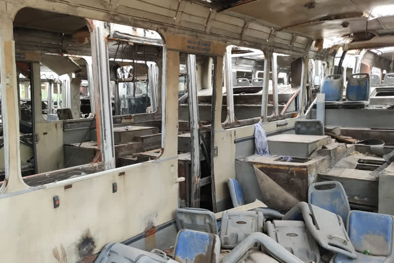 ये किसकी है लापरवाहीः सराय काले खां बस डिपो में सड़ रही बसें, buses