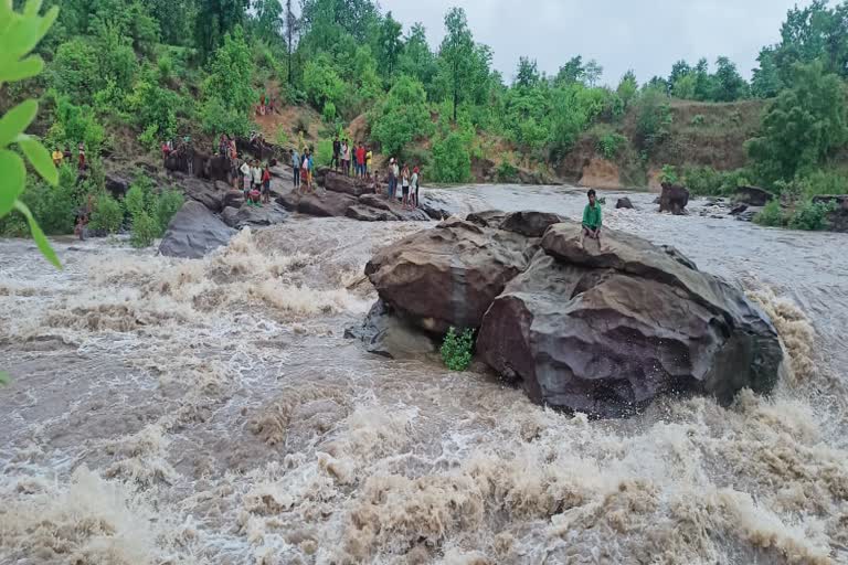 Betul Youth Trapped in River went for fishing