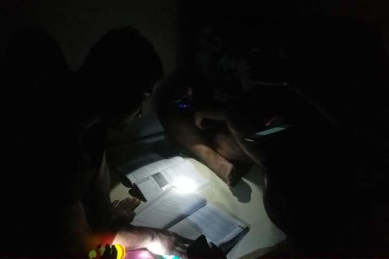 Students And Staff Forced To Spend Night In Darkness In Chhindwara Institute of Medical College