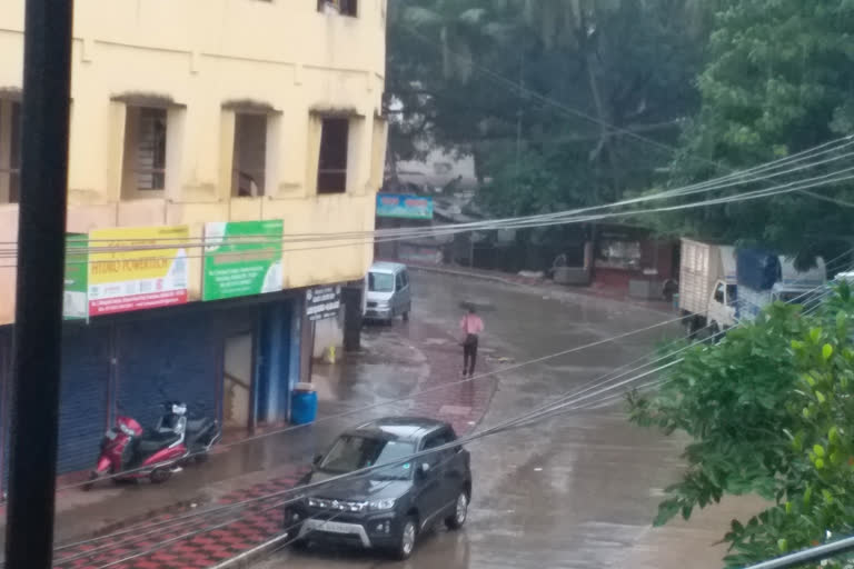 holiday for schools and colleges in Mangalore, Heavy rain in Mangalore, Dakshina Kannada school and college holiday, Dakshina Kannada heavy rain news, ಮಂಗಳೂರಿನಲ್ಲಿ ಶಾಲಾ ಕಾಲೇಜುಗಳಿಗೆ ರಜೆ, ಮಂಗಳೂರಿನಲ್ಲಿ ಭಾರೀ ಮಳೆ, ದಕ್ಷಿಣ ಕನ್ನಡ ಶಾಲಾ ಕಾಲೇಜುಗಳಿಗೆ ರಜೆ, ದಕ್ಷಿಣ ಕನ್ನಡ ಭಾರಿ ಮಳೆ ಸುದ್ದಿ,