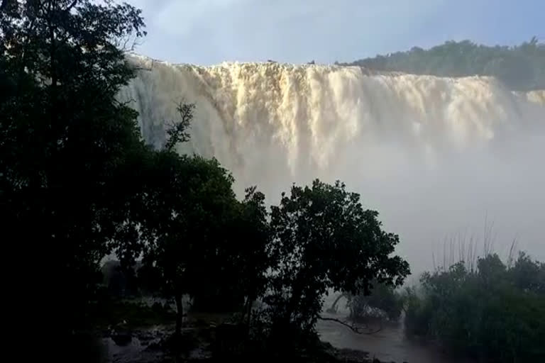 Athirappilly waterfall  അതിരപ്പിള്ളി വെള്ളച്ചാട്ടം  മഴ ശക്തമായതോടെ മനോഹരിയായി അതിരപ്പിള്ളി വെള്ളച്ചാട്ടം  വശ്യത വീണ്ടെടുത്ത് അതിരപ്പിള്ളി  നിറഞ്ഞ് കവിഞ്ഞ് അതിരപ്പിള്ളി വെള്ളച്ചാട്ടം  Athirappilly waterfall latest visuals