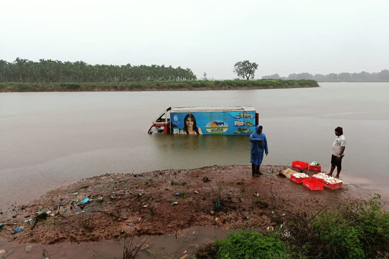 Milk tanker drown over lake damage at Davanagere, Davanagee milk tanker drown, Davanagere news, ದಾವಣಗೆರೆಯಲ್ಲಿ ಕೆರೆ ಏರಿ ಕುಸಿದ ಹಿನ್ನೆಲೆ ನೀರಿನಲ್ಲಿ ಮುಳುಗಿದ ಹಾಲಿನ ಟ್ಯಾಂಕರ್, ದಾವಣಗೆರೆ ಹಾಲಿನ ಟ್ಯಾಂಕರ್ ಮುಳುಗಡೆ, ದಾವಣಗೆರೆ ಸುದ್ದಿ,